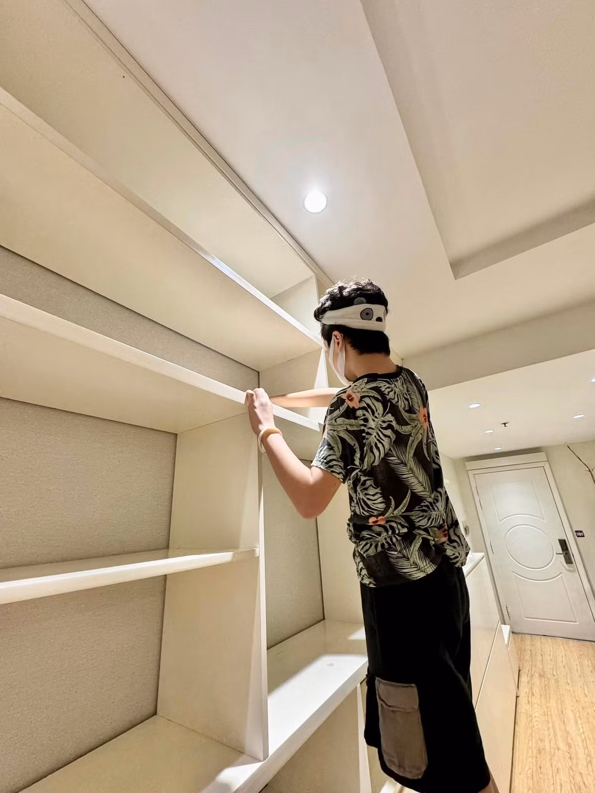 Đáng chú ý, hình ảnh 2 con trai của MC Đan Lê tất bật lau dọn nhà nhận được rất nhiều lời khen từ dân mạng.