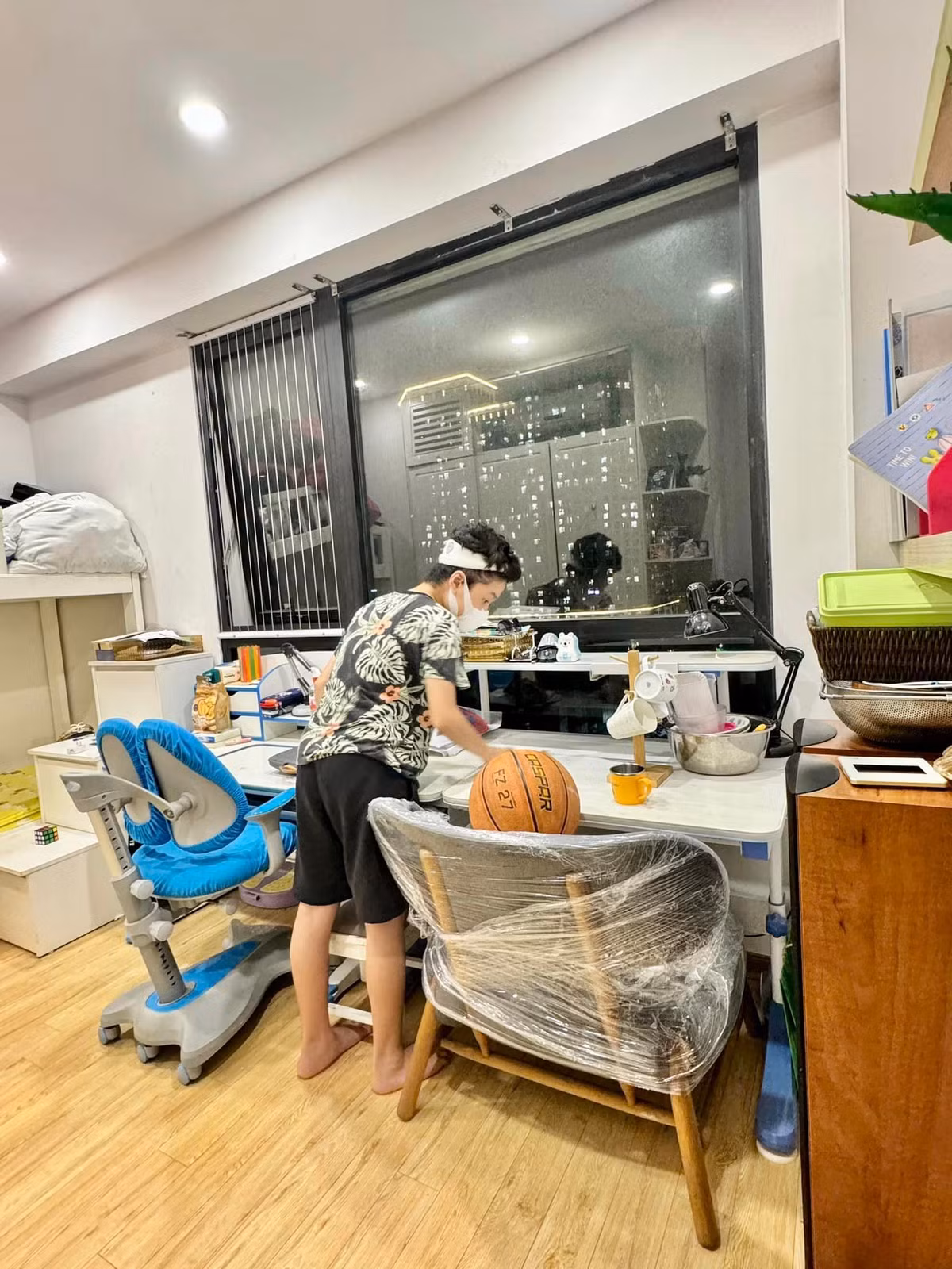 Khu vực bàn học của các con nữ MC bố trí cạnh sửa sổ lớn cho không gian thoáng đãng.