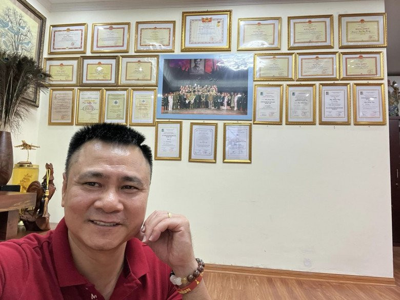 Trên tường, nghệ sĩ Tự Long treo vô số bằng khen gắn liền với sự nghiệp của mình.