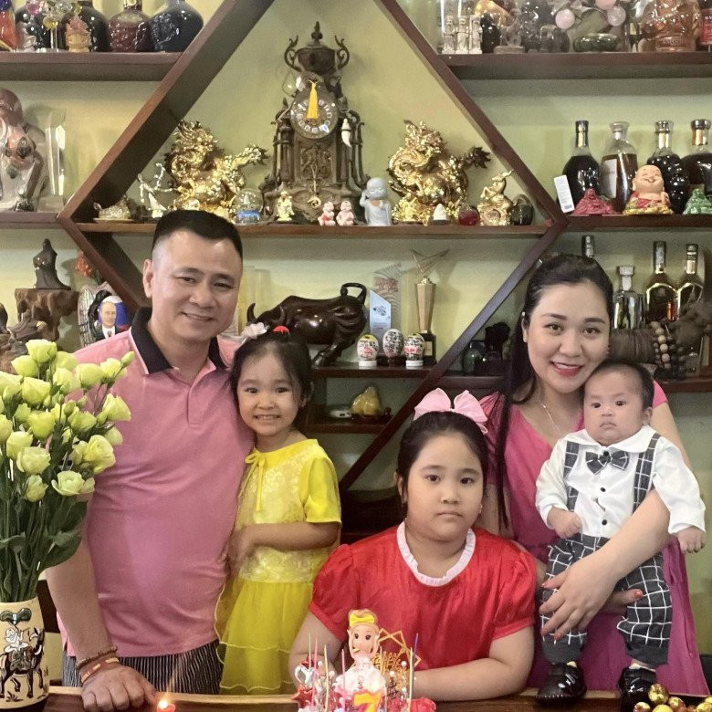 Danh hài Tự Long cũng nhiều lần để lộ những bộ sưu tập độc đáo trong phòng khách.