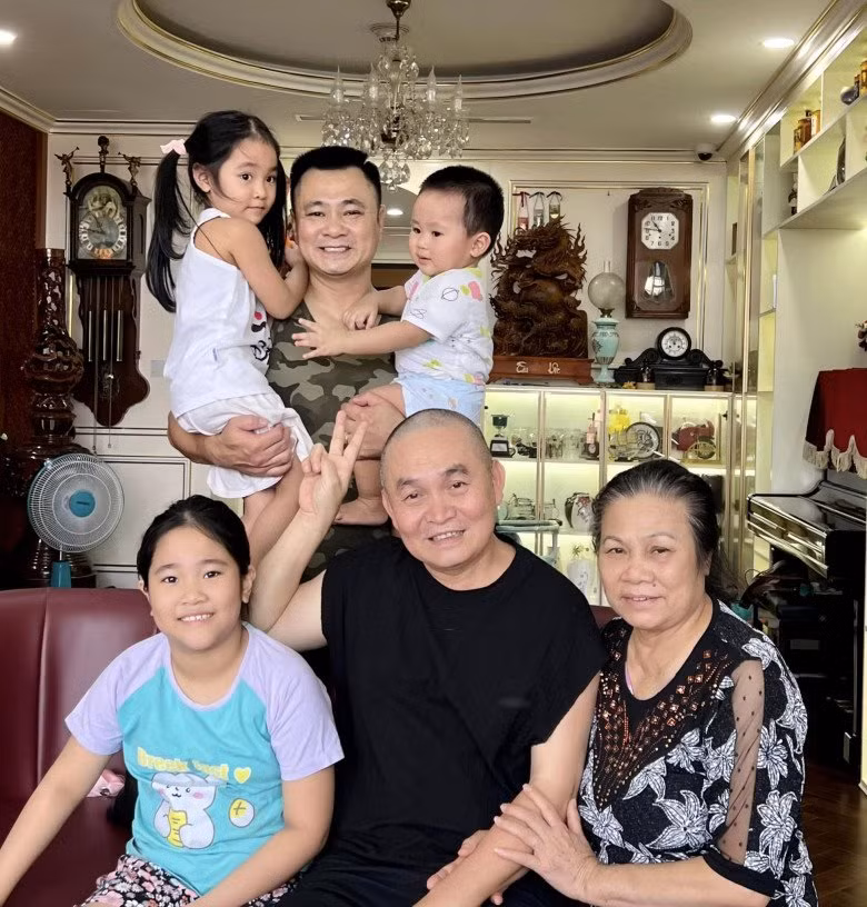 Dường như đồng hồ cổ cũng là một trong những sở thích sưu tầm của Tự Long.