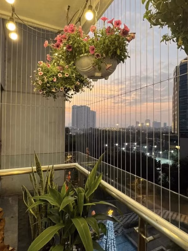 Vợ chồng NSND Tự Long còn treo những chậu hoa trên cao. Nguồn ảnh: FBNV