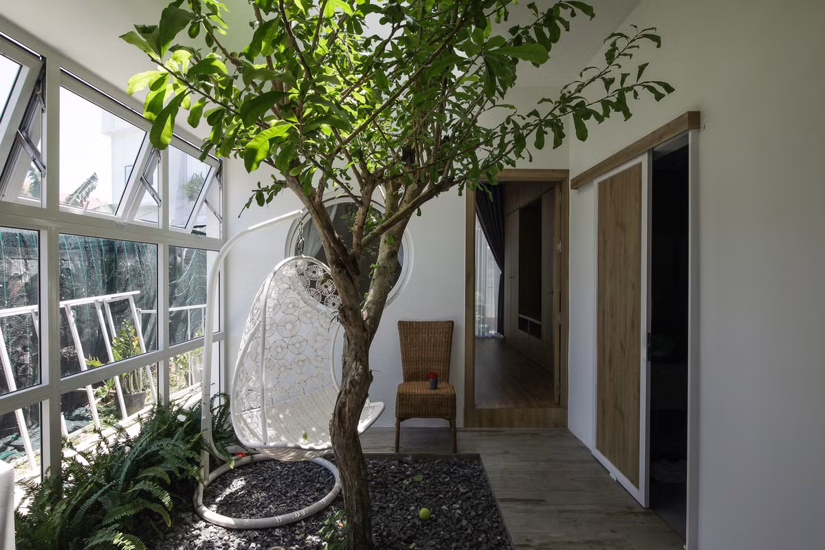 Đây cũng là vị trí đặt 3 giếng trời và 3 đường dẫn thông gió chính cho tòa nhà, đưa các luồng không khí vào nhà giúp ngôi nhà tự điều hòa một cách tối ưu nhất.