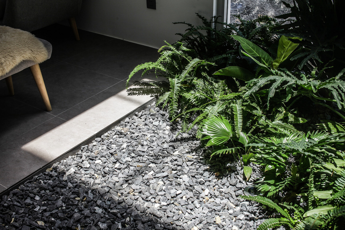 Khi ánh sáng mặt trời rọi vào đường cong mềm mại, từng ngóc ngách của ngôi nhà tạo nên những khoảng bóng râm dịu mát trong mùa hè và sự ấm áp vào mùa đông.