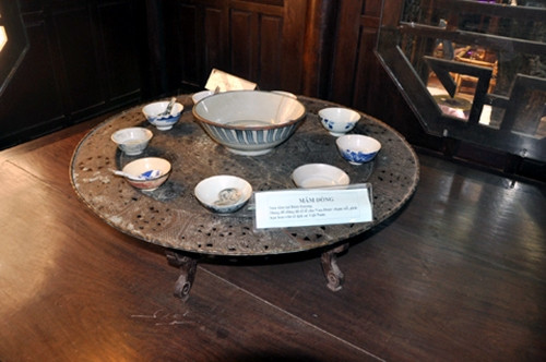 Mâm đồng dọn cơm cùng tủ sập cổ. Ảnh: Vietnamnnet