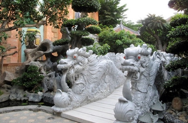 Lối vào khu nhà cổ đặt hai con rồng bắng đá bề thế. Ảnh: Vietnamnet