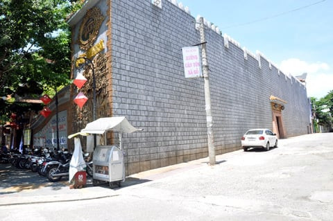 Nhà cổ được bao bọc bởi bức tường thành cao uốn lượn. Ảnh: Vietnamnnet