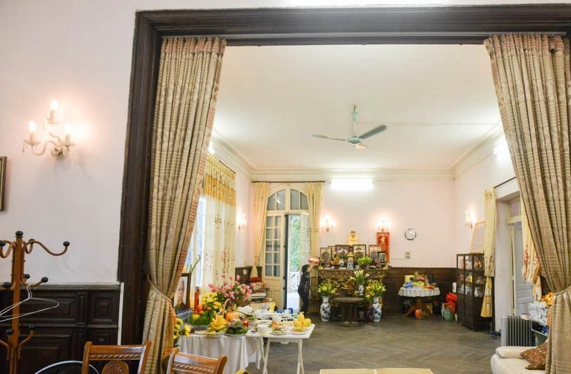 Căn biệt thự cổ có kiến trúc độc đáo với thiết kế 3 tầng, nhưng tầng 1 có chiều cao rất khiêm tốn. Ảnh: Dân trí