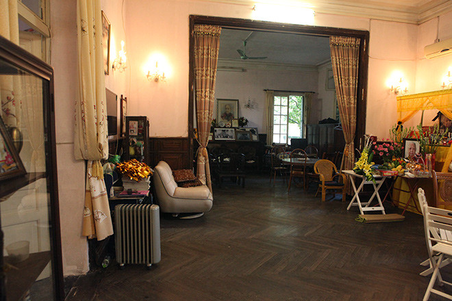 Toàn bộ sàn nhà đều bằng gỗ lim đen bóng. Ảnh: Dân Việt