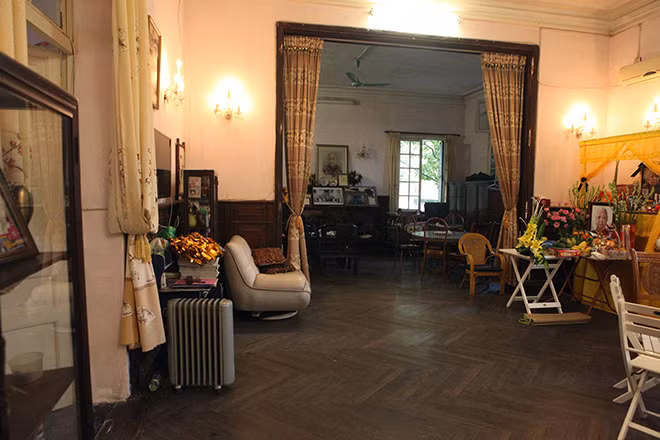 Toàn bộ sàn nhà đều bằng gỗ lim đen bóng. Ảnh: Dân Việt