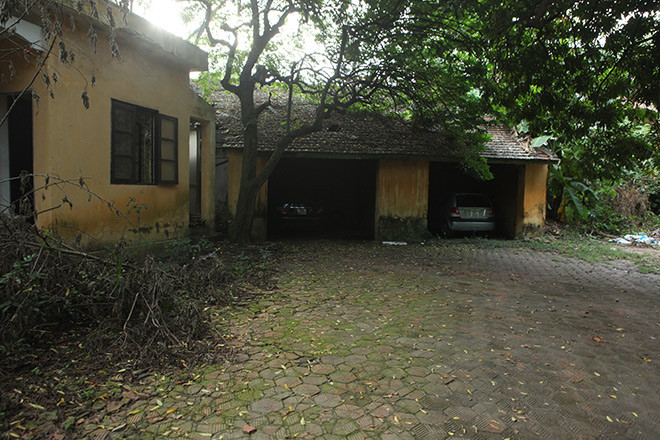 Phía cuối khu vực sân là gara để ô tô. Ảnh: Dân Việt