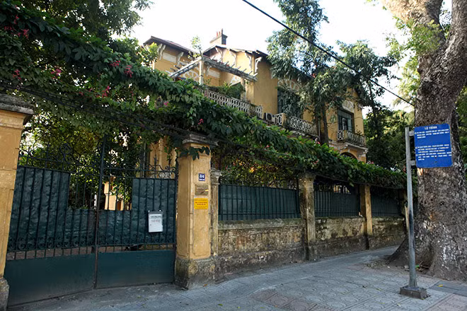 Căn biệt thự hiện là nơi con cháu của cụ Hoàng Thị Minh Hồ - vợ nhà tư sản Trịnh Văn Bô sinh sống. Ảnh: Dân Việt