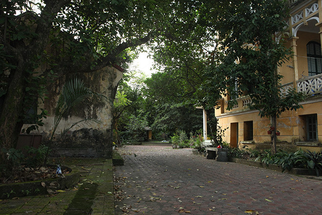 Khuôn viên sân vườn bao quanh biệt thự tràn ngập cây xanh. Ảnh: Dân Việt