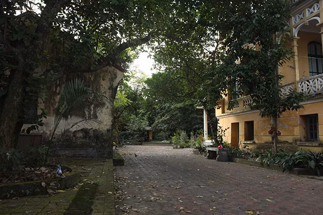 Khuôn viên sân vườn bao quanh biệt thự tràn ngập cây xanh. Ảnh: Dân Việt