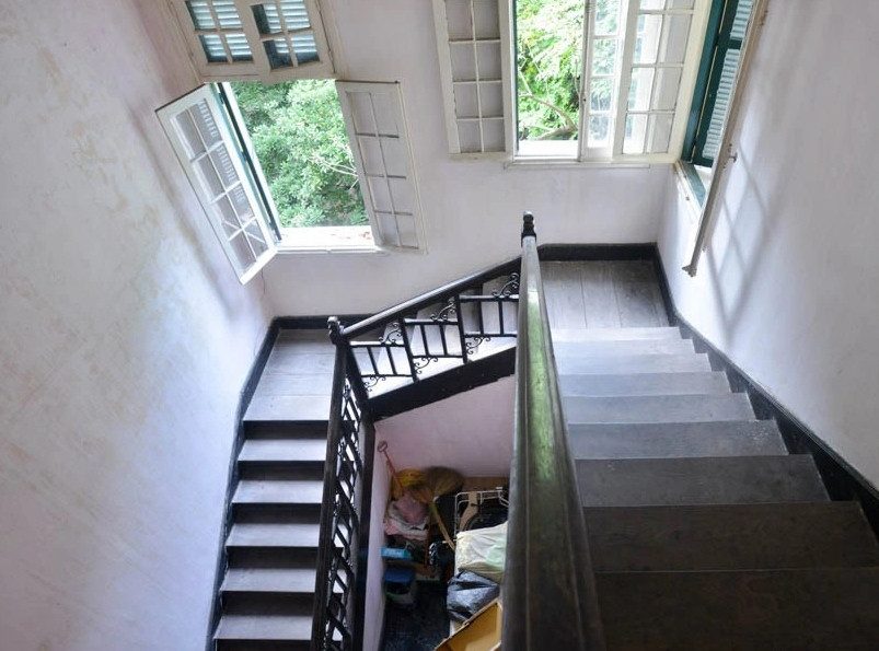 Tay vịn cầu thang và nhiều đồ đạc trong nhà cũng được làm từ gỗ tốt, càng dùng càng bóng loáng, đẹp mắt. Ảnh: Dân trí