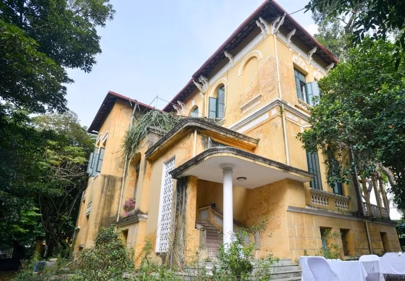 Cả biệt thự và khuôn viên đất gia đình có tổng diện tích gần 3.000 m2, được xây dựng từ những năm 1930 (thời pháp thuộc). Ảnh: Dân trí