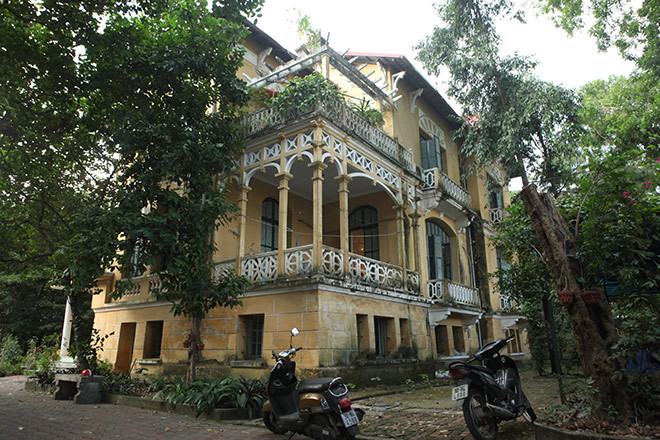 Trải qua gần 100 năm, căn biệt thự cổ đã phủ màu rêu. Ảnh: Dân Việt