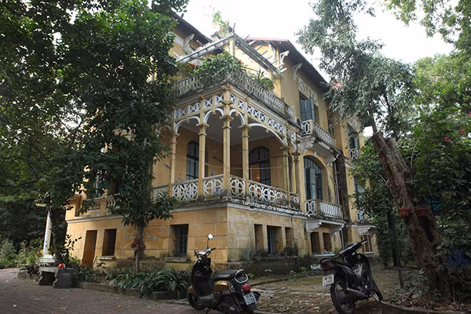Trải qua gần 100 năm, căn biệt thự cổ đã phủ màu rêu. Ảnh: Dân Việt