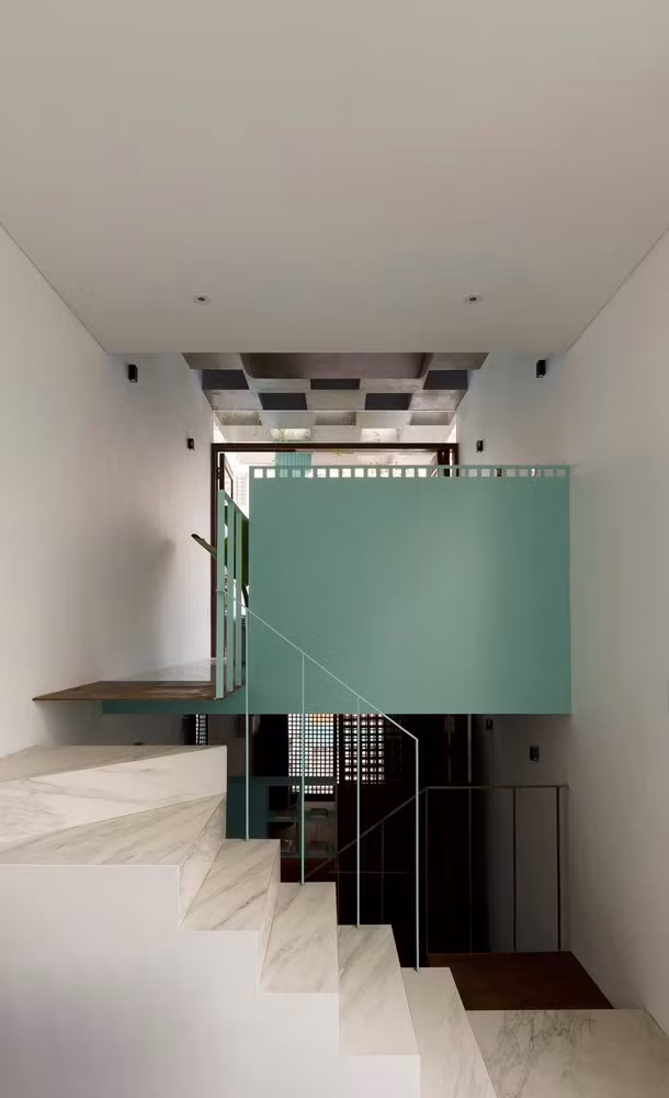 Theo chia sẻ của gia chủ, việc mua căn nhà này như một cơ duyên. Nhà chật nhưng gần gũi, mọi người sinh hoạt cùng nhau.