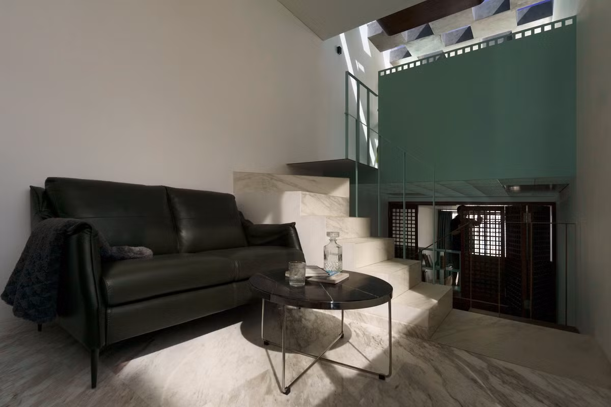 Nhà gồm 4 tầng, diện tích sàn mỗi tầng 30m2. Tầng trệt bao gồm phòng khách, phòng ăn, phòng bếp liên thông nhau.