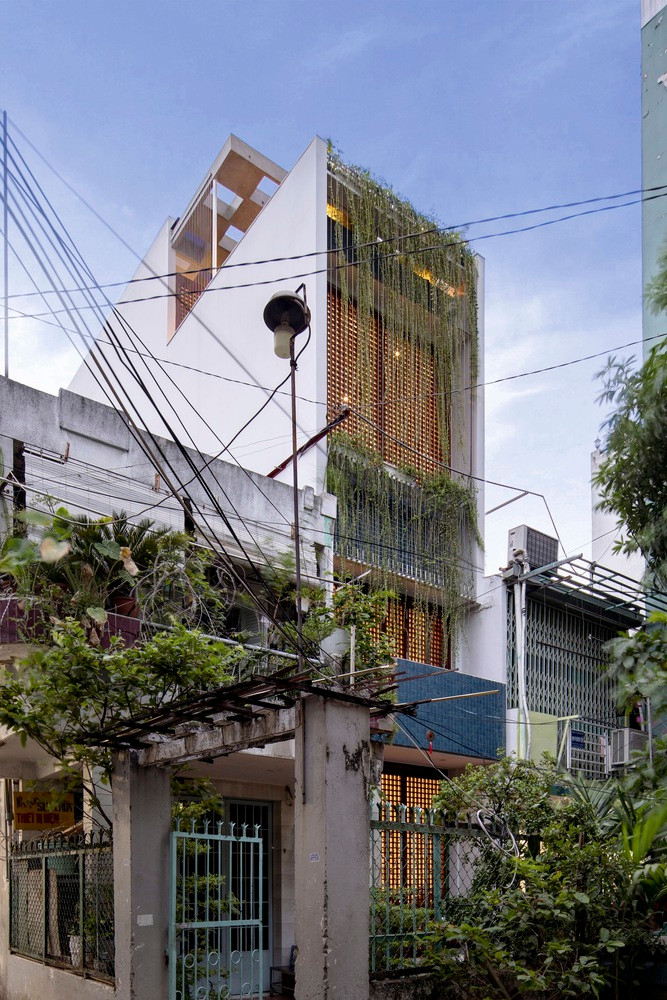 Nằm trong khu đất khép kín ngay trung tâm TP HCM, ngôi nhà 2 tầng có tổng diện tích sàn 60m2 là nơi ở của một cặp vợ chồng và 3 người con.