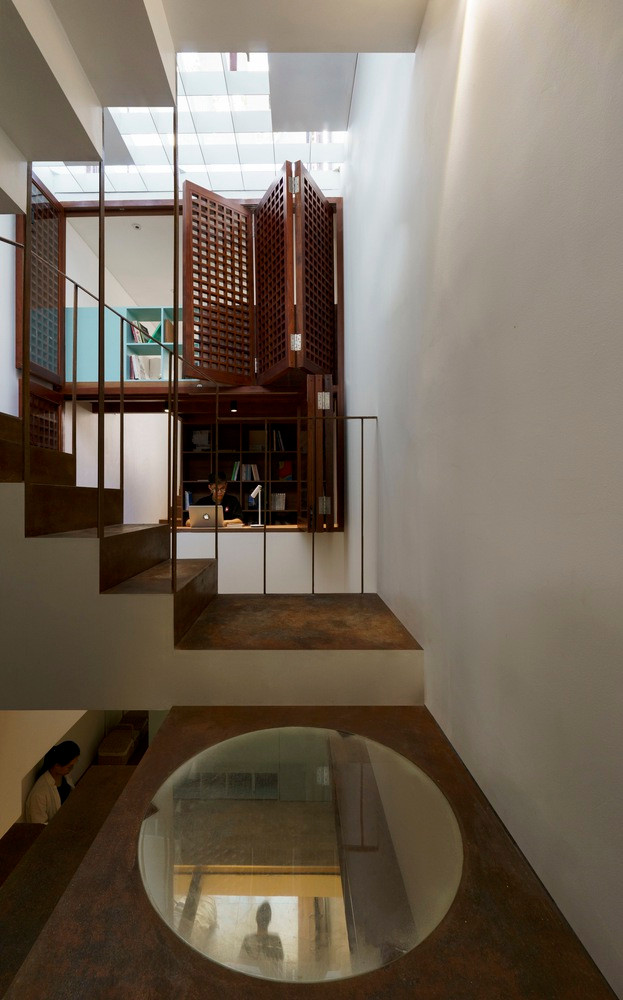 Vấn đề lấy sáng và thông gió trong nhà là bài toán khó khi diện tích nhỏ và chiều cao của các không gian thấp. Theo đó, cầu thang được bố trí cuối nhà làm đường thông gió chính.