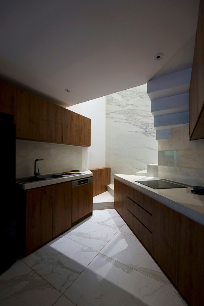 Bàn bếp nương theo thiết kế cầu thang, tận dụng hiệu quả "góc chết".