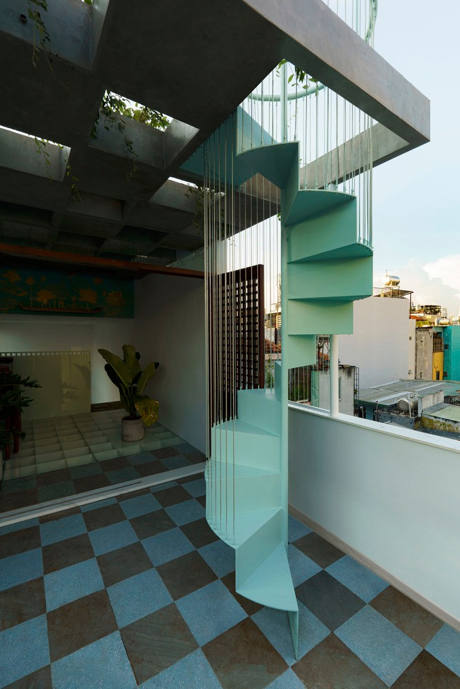 Cầu thang xoắn lạ mắt, tạo điểm nhấn cho sân thượng.