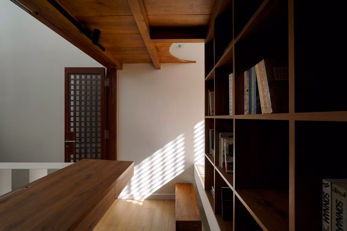 Ngoài ra, ngôi nhà thiết kế lệch tầng, tạo thêm nhiều khoảng trống đối lưu cho toàn bộ không gian.