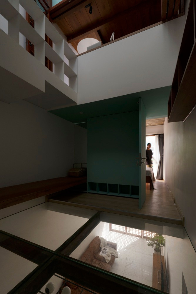 Mật độ hoạt động dày đặc trong không gian nhỏ hình thành nếp sinh hoạt gắn bó, thân thiết. Đây chính là yếu tố cốt lõi và nguồn cảm hứng để kiến trúc sư thiết kế nhà mới.