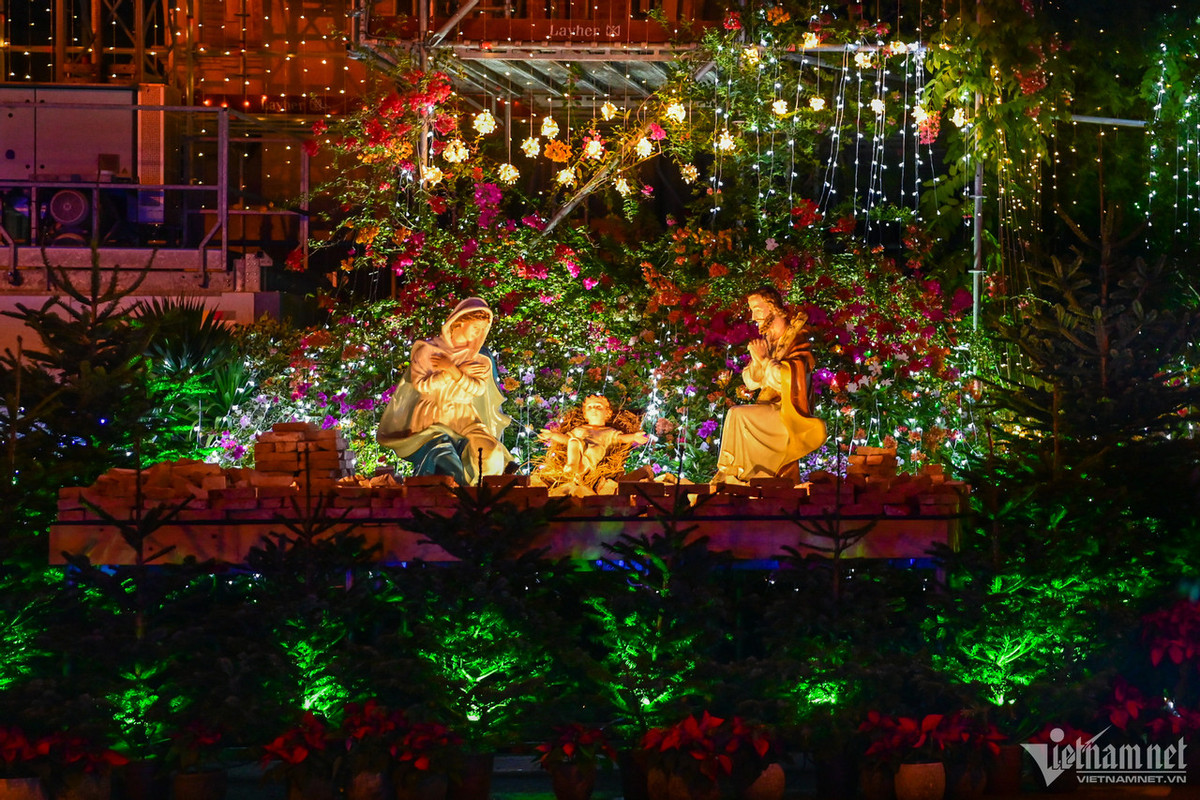 Phía trước của nhà thờ Đức Bà được trang trí tiểu cảnh tái hiện lại thời điểm Chúa ra đời với nhiều chi tiết được làm cầu kỳ, bắt mắt.