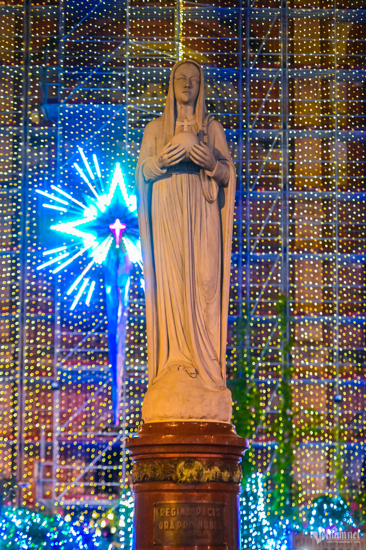 Bên trên nhà thờ trang trí một ngôi sao lớn Bethlehem (hay còn gọi là ngôi sao Giáng sinh). Trước hàng trăm ánh đèn rực rỡ, tượng Đức Mẹ Hòa bình bằng đá cẩm thạch thêm phần nổi bật.