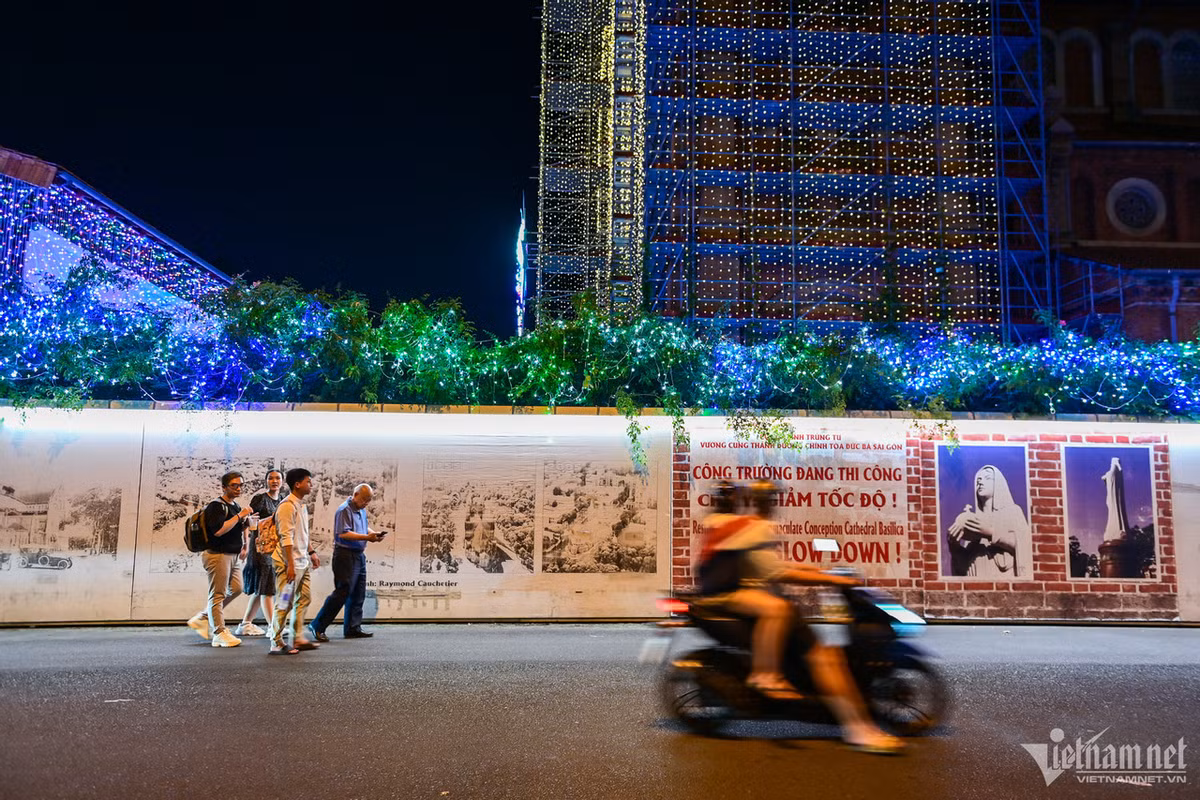 Xung quanh nhà thờ vẫn được bao quanh bởi hàng rào công trình trùng tu xây dựng.