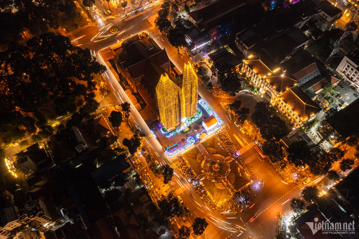 Mặc dù đang giai đoạn trùng tu, công tác tổ chức Giáng sinh và cử hành Thánh lễ tại nhà thờ Đức Bà vẫn diễn ra như mọi năm. Trong 2 ngày chính là 24 và 25/12 sẽ được cử hành thánh lễ bình thường.