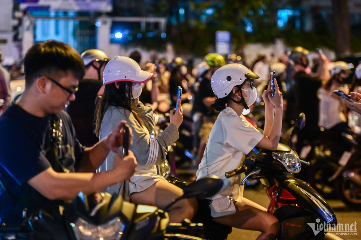 "Em vô tình đi ngang qua và thấy nhà thờ trang trí đẹp mắt nên dừng lại. Em rất mong công trình này sớm được hoàn thiện để có thể vào tham quan. Đêm Giáng sinh năm nay chắc chắc em sẽ tới đây cùng với bạn bè", Minh Đức (TP. Thủ Đức) nói.