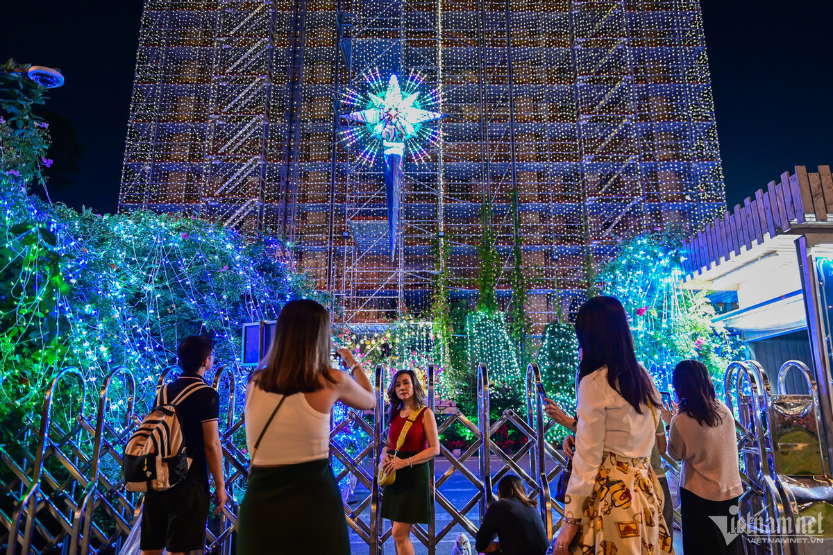 Từ lâu nhà thờ Đức Bà đã được xem là trung tâm đón Giáng sinh lớn nhất TP.HCM. Vì vậy, thời điểm này rất nhiều người dân đặc biệt là các bạn trẻ đã đổ xô tới đây để check-in.