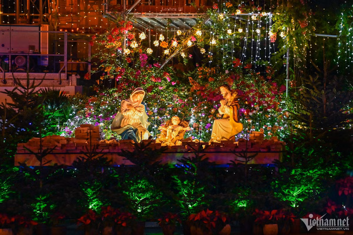 Phía trước của nhà thờ Đức Bà được trang trí tiểu cảnh tái hiện lại thời điểm Chúa ra đời với nhiều chi tiết được làm cầu kỳ, bắt mắt.