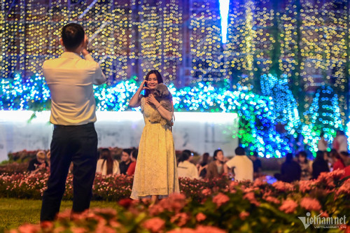 Nhiều du khách tỏ ra thích thú với công trình kiến trúc độc đáo này.