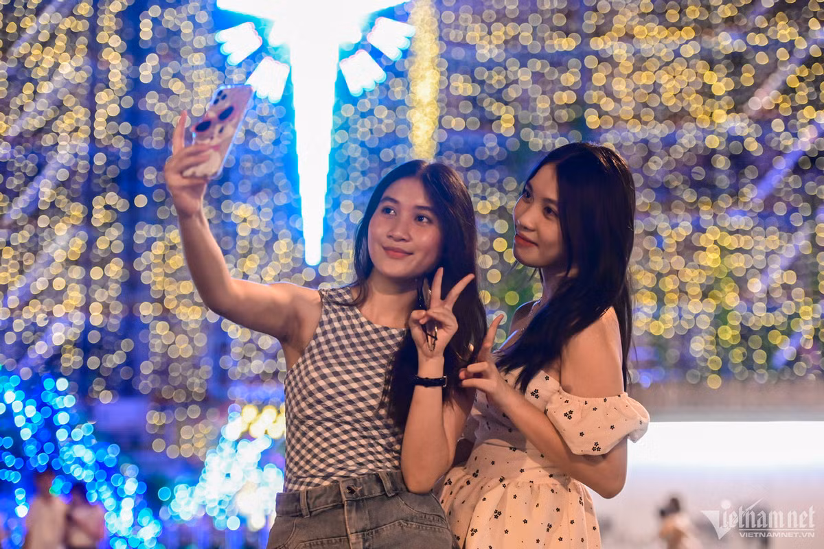 Hồng Phấn (quận 9) cùng bạn chụp hình lưu niệm trong ánh sáng lung linh của hàng nghìn ngọn đèn trước nhà thờ Đức Bà. "Mình thấy thông tin trên mạng xã hội nhà thờ được trang trí rất đẹp đã ngay lập tức rủ bạn tới tham quan, dạo chơi", Hồng Phấn chia sẻ.