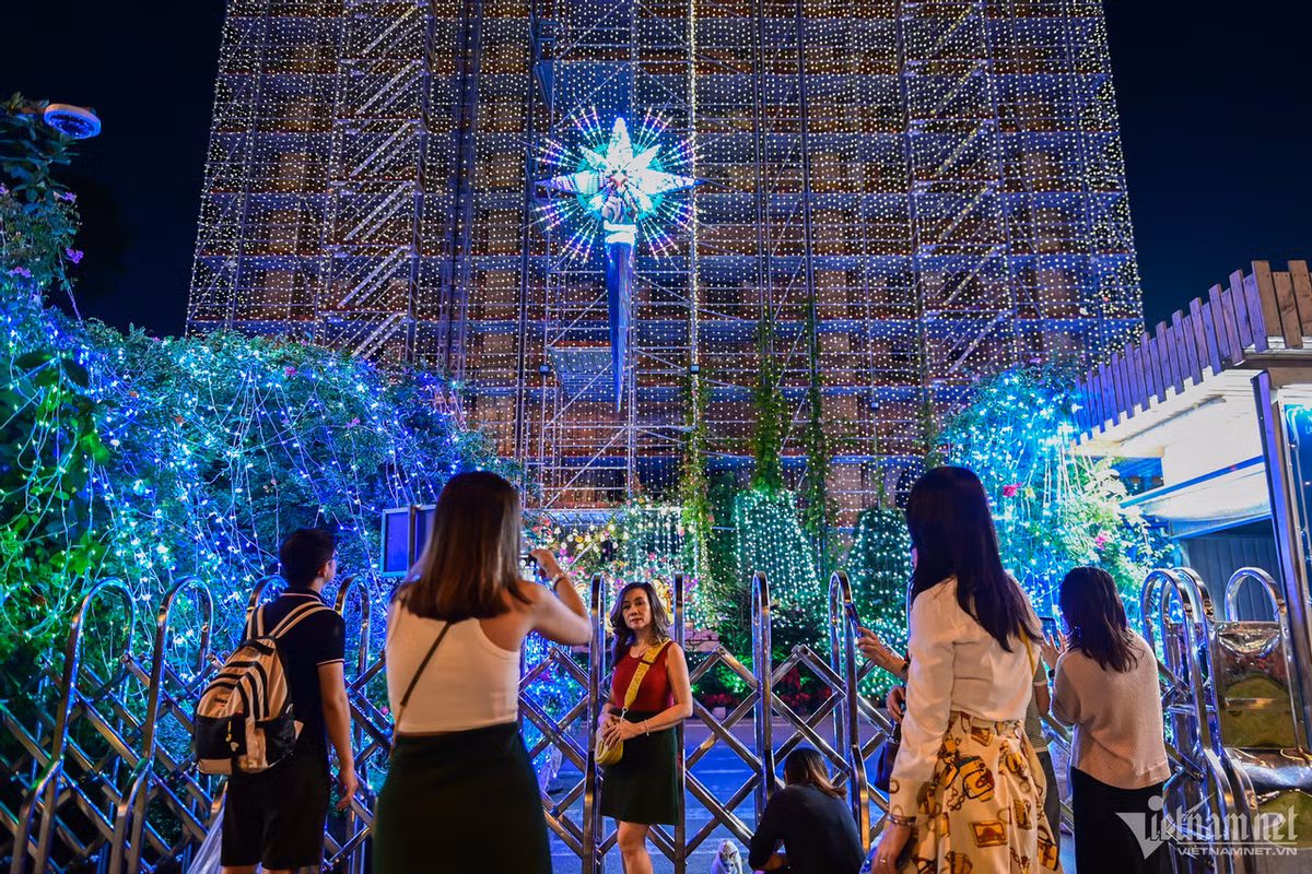 Từ lâu nhà thờ Đức Bà đã được xem là trung tâm đón Giáng sinh lớn nhất TP.HCM. Vì vậy, thời điểm này rất nhiều người dân đặc biệt là các bạn trẻ đã đổ xô tới đây để check-in.