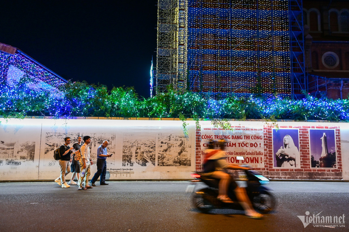 Xung quanh nhà thờ vẫn được bao quanh bởi hàng rào công trình trùng tu xây dựng.