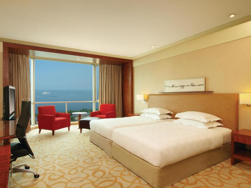 Khách sạn New Coast Manila nằm ở vị trí đắc địa tại trung tâm thành phố Manila, hướng ra vịnh Manila. Ảnh: Booking