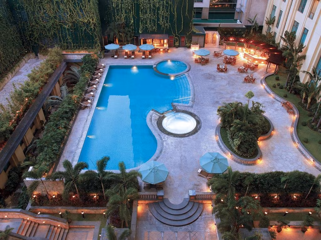 Bể bơi ngoài trời thiết kế đẹp mắt. Ảnh: Booking