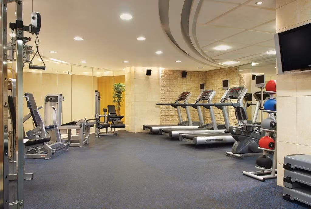 Khu vực phòng gym phục vụ các bài tập vận động cho đội tuyển Việt Nam. Ảnh: Booking