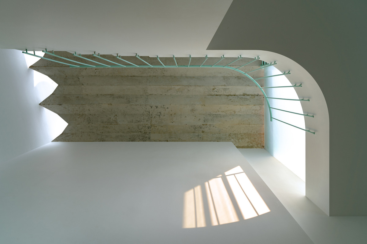 Kiến trúc lệch tầng giúp ngôi nhà luôn thông thoáng. Nguồn ảnh: Dũng Huỳnh