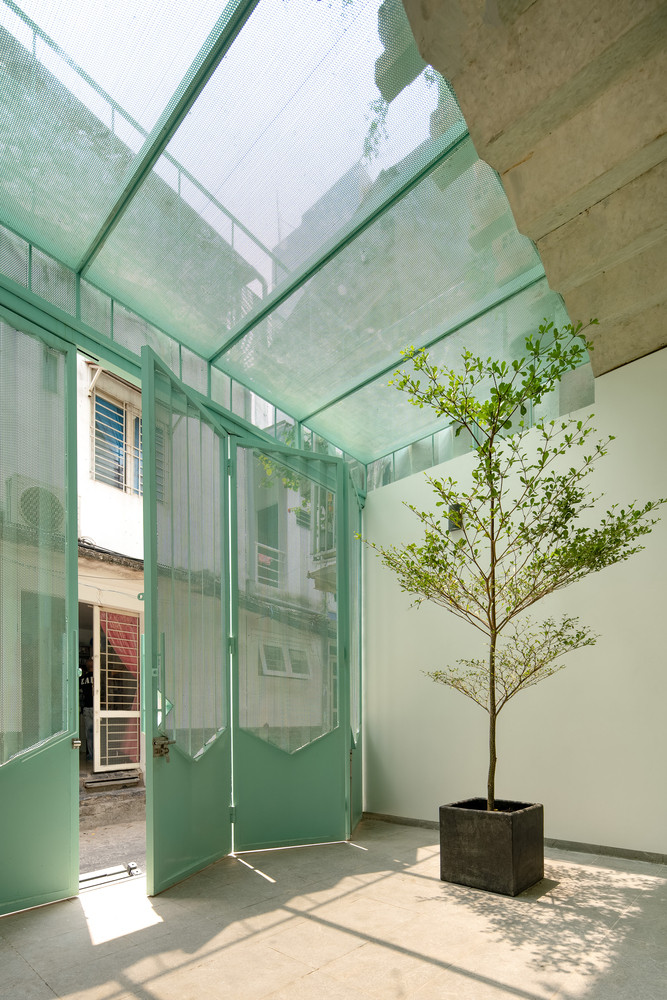 Khung cửa sắt với lỗ nhỏ giúp căn nhà thoáng đãng hơn.