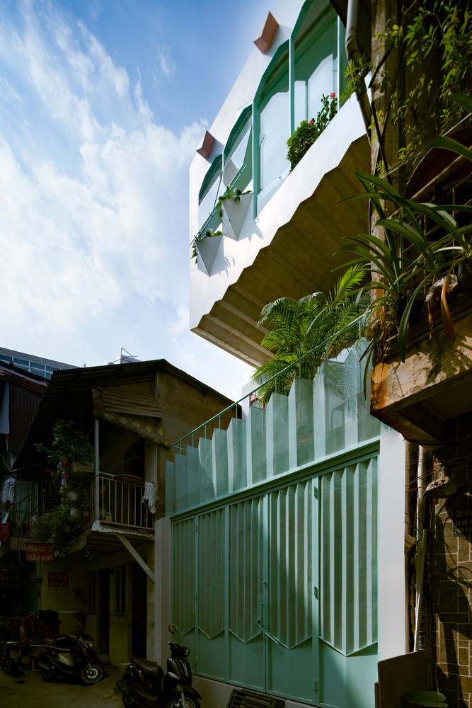 Nằm trong con hẻm nhỏ trên tuyến đường tránh thuộc ngã tư Hàng Xanh, quận Bình Thạnh, TP HCM, ngôi nhà là tổ ấm của gia đình 3 thành viên, gồm bố mẹ đã nghỉ hưu và cô con gái.