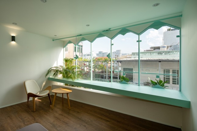 Trong nhà còn có một góc đọc sách, vẽ tranh ngập ánh sáng.