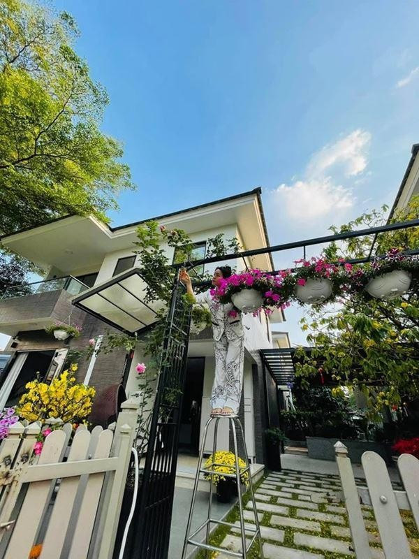 Nhật Kim Anh đang sống trong căn biệt thự rộng 220 m2 tại huyện Bình Chánh (TP HCM).