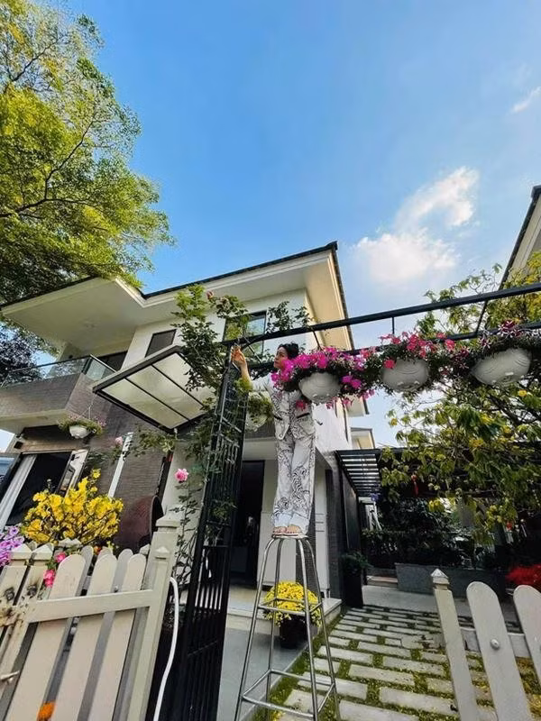 Nhật Kim Anh đang sống trong căn biệt thự rộng 220 m2 tại huyện Bình Chánh (TP HCM).